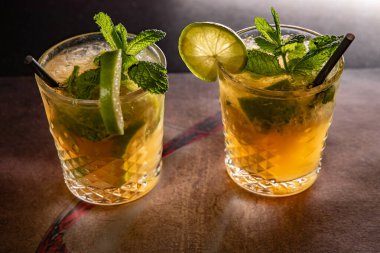 Masada iki bardak mojito.