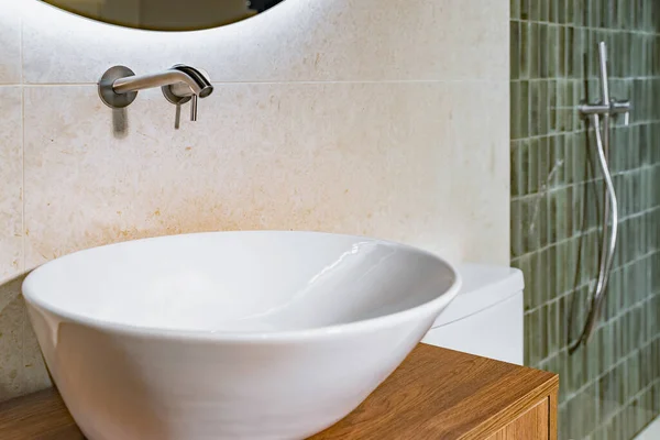Fehér Mosogató Csapvízzel Luxus Fürdőszobában — Stock Fotó