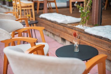 Şirin tasarımı olan bir kafeterya.