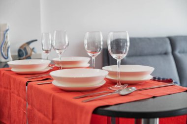 Evde dört kişi için sofra kurulumu