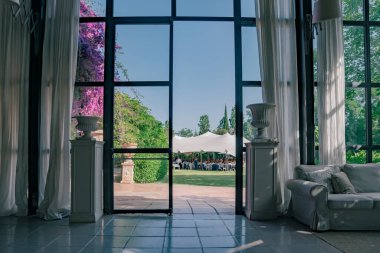 Bahçeden dışarı çık, camlı pencerelerle.