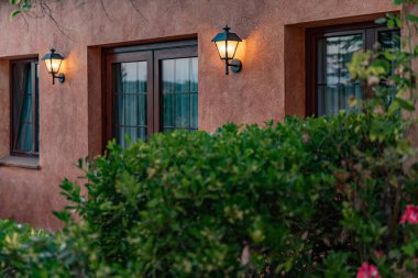 Pencereler ve evin ön cephesinin dış ışıklandırması