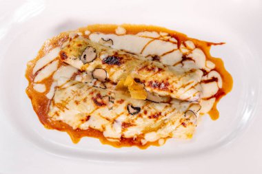 peynirli ve mantarlı fırında cannelloni.