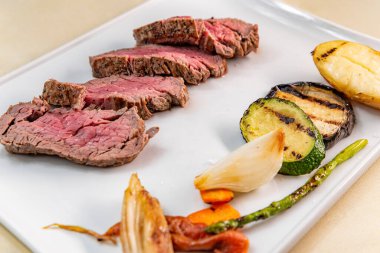 Sebzeli orta pişmiş biftek.