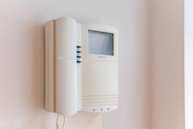 Dairenin dahili telefonu beyaz bir duvarda. Yakın plan.