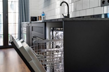 Bulaşık makinesi mutfağa yakın plan yapılmış.