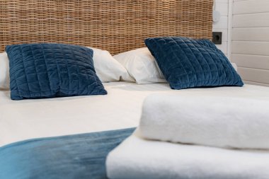 Mavi yastıklar yatağın üzerinde. Yakın plan.