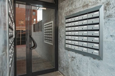 bir binanın içinde metal posta kutuları