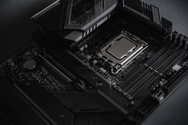 Siyah arkaplanda modern masaüstü bilgisayarını temizle