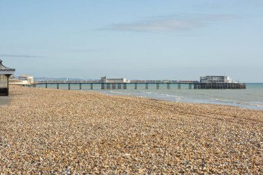 Batı Sussex, İngiltere 'deki Worthing' de bir plaj ve iskele.