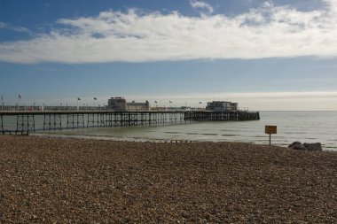 İngiltere, West Sussex 'teki Worthing' de bir plaj ve iskele. Terk edilmiş, kimse yok..