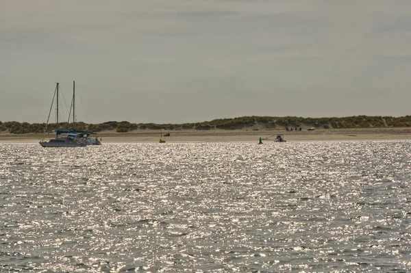 在英格兰西萨塞克斯郡奇切斯特港的West Wittering East Head停泊的船只 与难以辨认的人一起欣赏海滩 — 图库照片