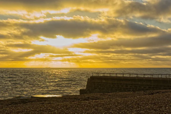 Oblázková Pláž Vlnolamy Při Západu Slunce Brighton East Sussex Anglie — Stock fotografie