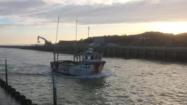 在英格兰西萨塞克斯州利特尔汉普顿河上游的渔船 — 图库视频影像