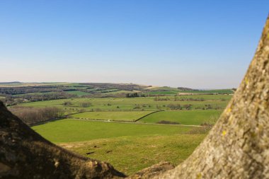 Güney Tepeleri kırsal kesimi, İngiltere 'nin Batı Sussex kentindeki Worthing yakınlarındaki Findon' daki Cissbury Ring 'den bir ağaçtan görüldü.