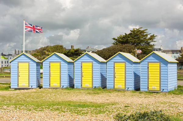 Cabanas Praia Passeio Marítimo Littlehampton West Sussex Inglaterra Com Bandeira — Fotografia de Stock