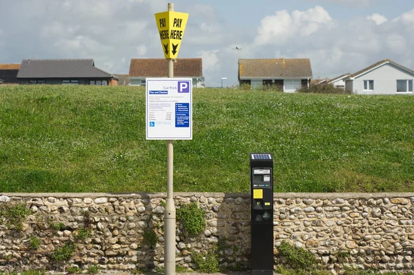 Pay Here Sign Machine Parking Payment Seafront Road Houses Solar — Stock Photo, Image