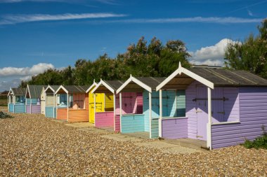 Batı Sussex, İngiltere 'deki Littlehampton yakınlarındaki Rustington' da çok renkli plaj kulübeleri