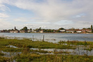 Bosham Rıhtımı, Chichester Limanı, Batı Sussex, İngiltere. Dalgalar yükselir, deniz manzarası.