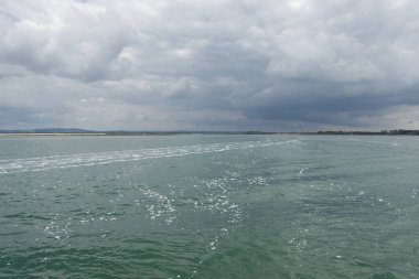Batı Sussex, İngiltere 'deki Chichester Limanı. Tekneden bakıldığında