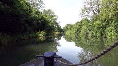 Chichester Kanalı, Batı Sussex, İngiltere. Dar kayığı hareket ettirmekten. Kırsal kesimde.