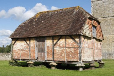 Stadyumdaki eski ahır sıçan ve haşarat geçirmez. Midhurst, Batı Sussex, İngiltere.