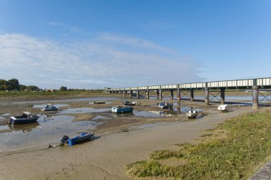 Adur Nehri üzerindeki demiryolu köprüsü sular çekildiğinde. Shoreham, Batı Sussex, İngiltere.