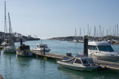 Batı Sussex, İngiltere 'deki Littlehampton Limanı' ndaki Arun Nehri 'nde demirli tekneler..