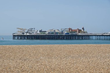 Brighton Sarayı İskelesi ve Doğu Sussex, İngiltere 'deki Brighton plajı.