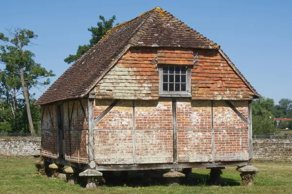 Staddlestone 'dan yükselen eski depo ahırı (farelerin girmesini önlemek için) .Midhurst, Batı Sussex, İngiltere.
