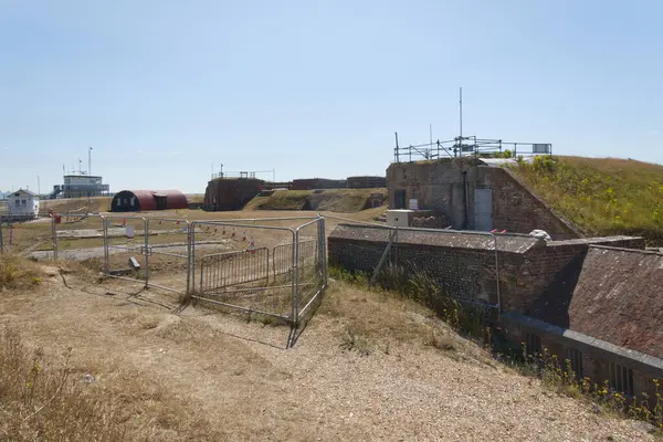 Batı Sussex, İngiltere 'deki Shoreham Limanı' nın girişindeki eski kale..