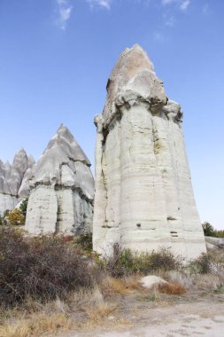 Cappadocia Ulusal Parkı 'ndaki dağ manzarası. Sarı ve kahverengi dağlar doğal Tuff 'tan yapılmış..