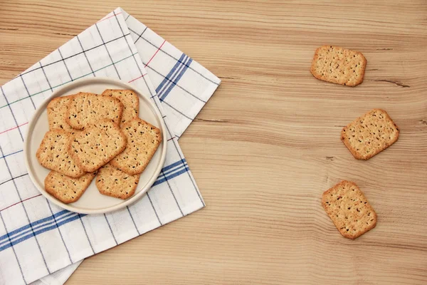 Cracker Dieta Quadrata Asciutta Piatto Ceramica Uno Sfondo Legno — Foto Stock