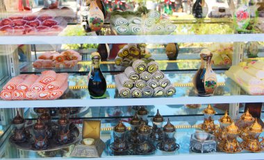 Antalya, Türkiye, 23 Eylül 2022. Bir sokak dükkanının vitrininde Türk tatlılığı çok renkli lukum ve dekoratif çay bardakları