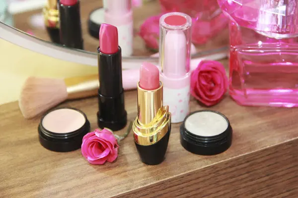 Make Cosmetica Voor Vrouwen Roze Lippenstift Lichte Oogschaduw — Stockfoto