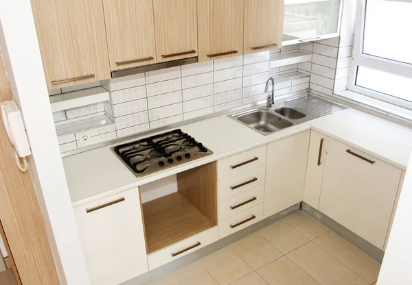 キャビネット 調理器具付きベージュの家具付きキッチンのインテリア — ストック写真