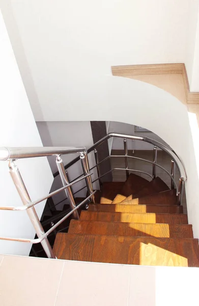 二重アパートの内部にある茶色の木製の階段 — ストック写真