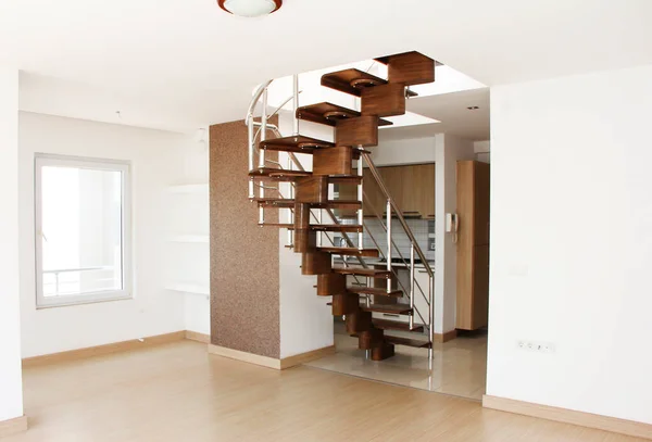 Bruine Houten Trap Het Interieur Van Een Duplex Appartement — Stockfoto