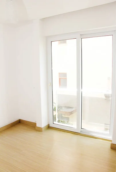 Conception Appartement Avec Des Murs Blancs Plancher Jaune Grandes Fenêtres — Photo