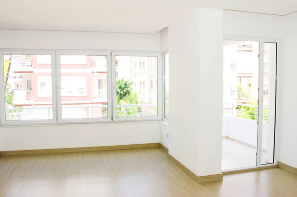 Design Apartamento Com Paredes Brancas Piso Amarelo Janelas Grandes Transparentes — Fotografia de Stock