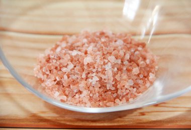 Şeffaf cam tabakta doğal Himalaya tuzu taneleri