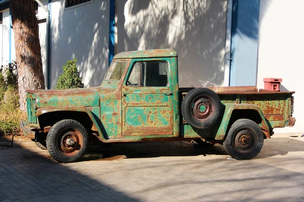 Ένα Παλιό Πράσινο Φορτηγό Σώμα Και Κηλίδες Σκουριάς — Φωτογραφία Αρχείου