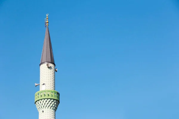 Lungo Minareto Della Moschea Musulmana Orientale Con Luna Crescente Contro — Foto Stock