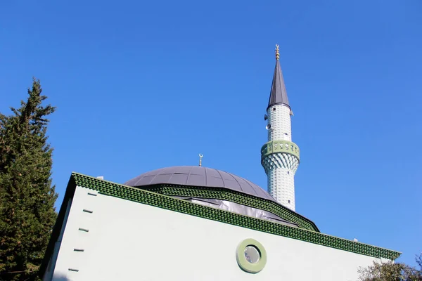 Longo Minarete Mesquita Muçulmana Oriental Com Uma Lua Crescente Contra — Fotografia de Stock