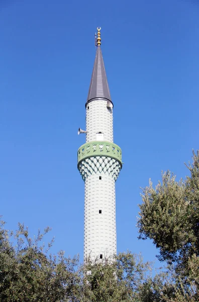Longo Minarete Mesquita Muçulmana Oriental Com Uma Lua Crescente Contra — Fotografia de Stock