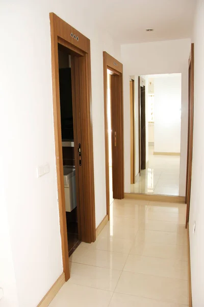 Interior Design Corridor Apartment White Walls Brown Doors — Stock Photo, Image