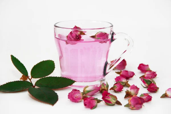 Розовый Чай Прозрачной Стеклянной Кружке Маленькие Бутоны Сухой Розовой Розы — стоковое фото