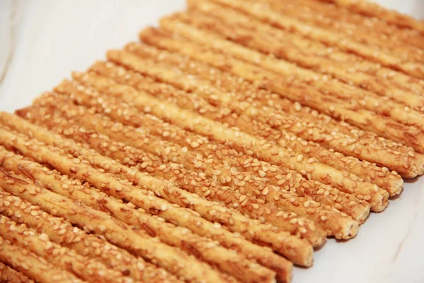 Pečený Suchý Dlouhý Chléb Sezamové Tyčinky Mramorovém Pozadí — Stock fotografie
