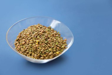 Dekoratif bir tabakta küçük yuvarlak yeşil mercimek taneleri