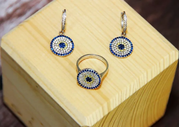Γυναικεία Κοσμήματα Σκουλαρίκια Δαχτυλίδι Και Κολιέ Λαιμόκοψη Πολύτιμες Πέτρες Ξύλινο — Φωτογραφία Αρχείου
